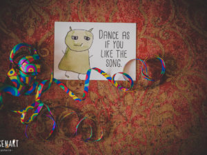 Wesen sagen Dinge. Dieses Mal »Dance as if you like the song.«