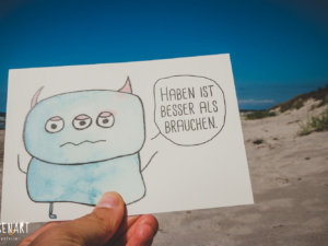 Postkarte: Wesen sagen Dinge. Dieses Mal »Haben ist besser als brauchen.«