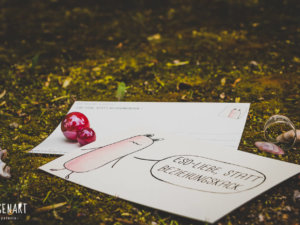 Postkarte: Wesen sagen Dinge. Dieses Mal »Esoliebe, statt Beziehungskack.«