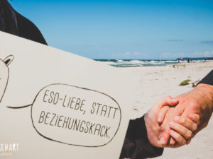 Postkarte: Wesen sagen Dinge. Dieses Mal »Esoliebe, statt Beziehungskack.«