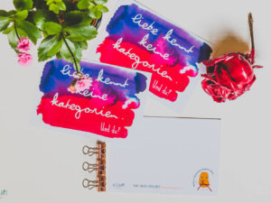 WESENsART-Produktbild: Postkarte: »Liebe kennt keine Kategorien. Und du?«