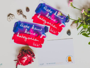 WESENsART-Produktbild: Postkarte: »Liebe kennt keine Kategorien. Und du?«