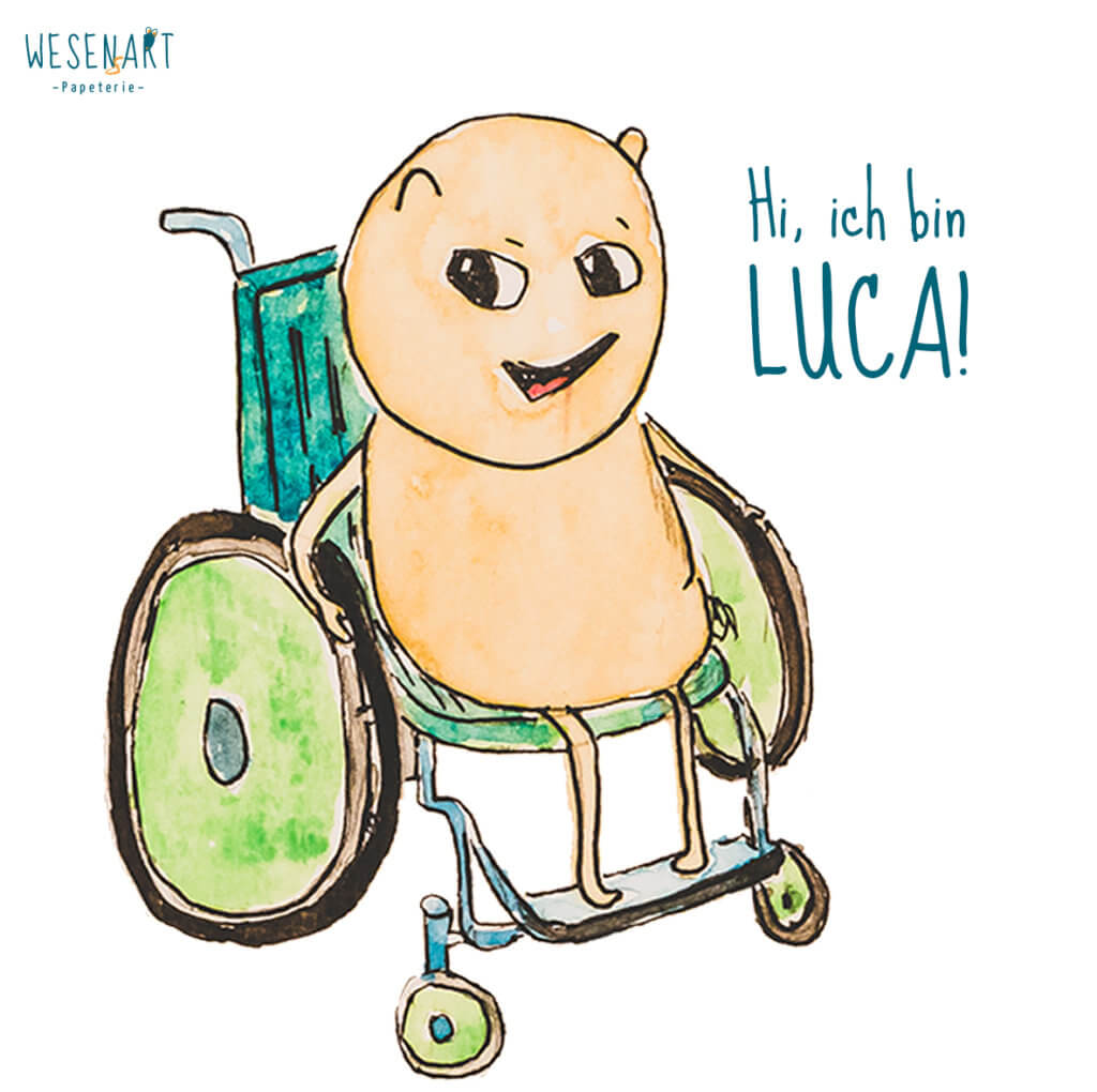 Luca, ein gelbes Wesen, sitzt im Rollstuhl und sagt: Hi, ich bin Luca!