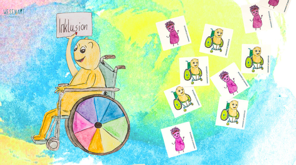 Luca links im Bild im Rollstuhl hält ein Schild hoch, wo drauf steht, Inklusion. Daneben sind Aufkleber mit Luca und Yannie