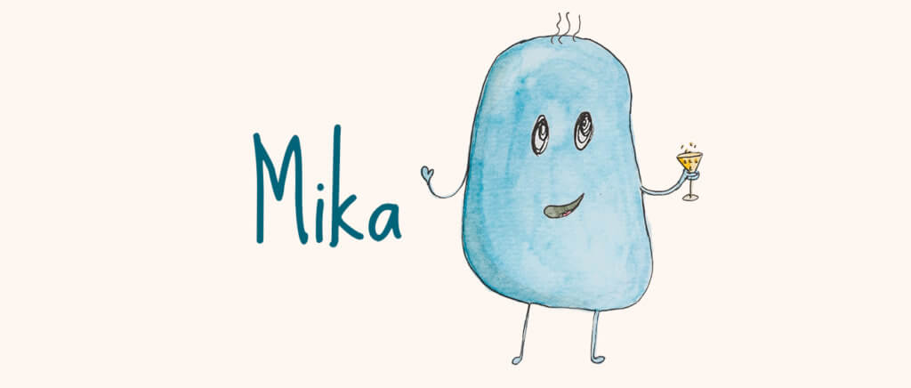 Mika, ein blaues, knubbliges Wesen mit einem Glas in der rechten Hand, links steht »Mika«