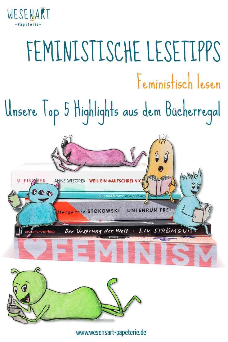 Feministisch lesen: Robyn, Jamie, Chakka, Consti und Curly sitzen auf einem Stapel feministischer Bücher und schmökern in feministischer Bücher.