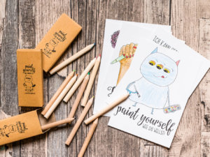 Das »Paint yourself« Set mit Postkarten und Buntstifte zum Ausmalen.